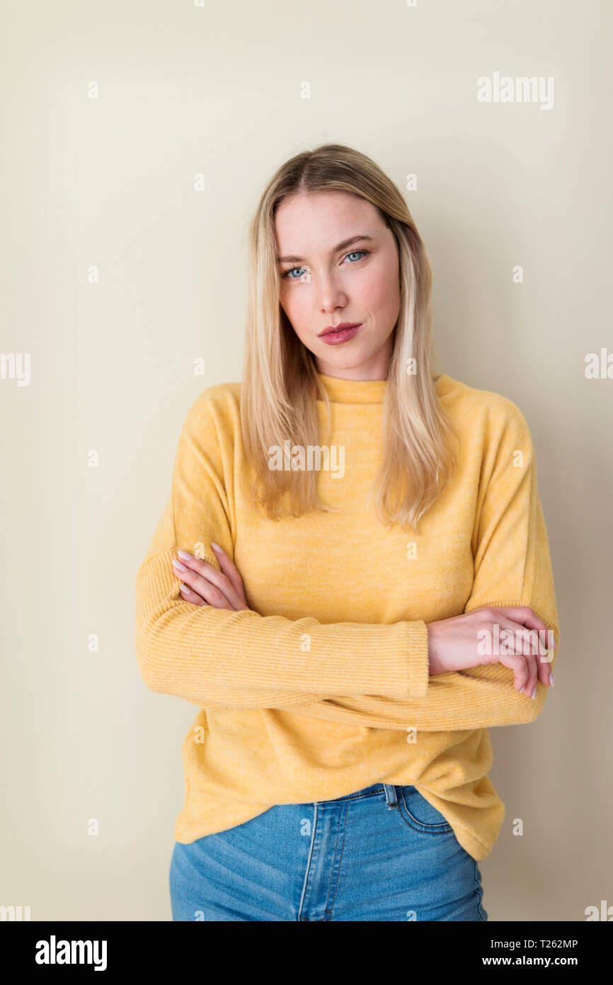 Porträt einer jungen Frau, mit verschränkten Armen Stockfoto