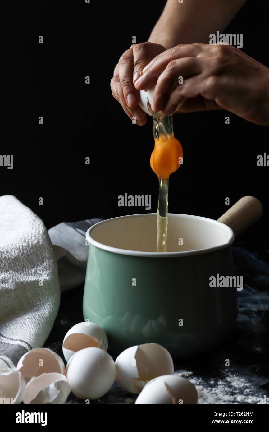 Cracking egg von Hand Stockfoto
