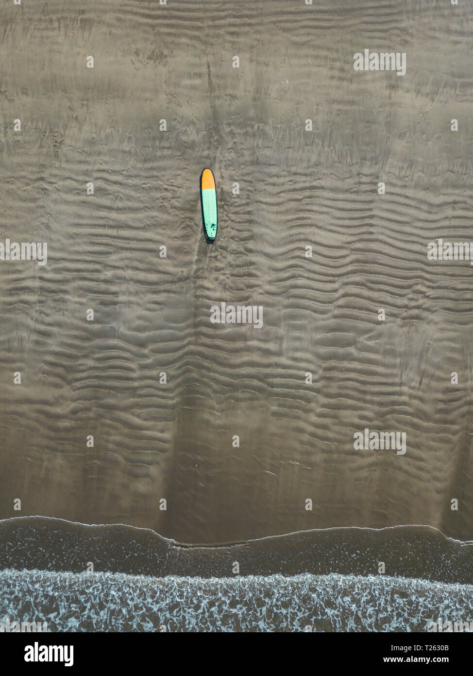 Bali, Kuta Beach, Surfbrett am Strand, Luftaufnahme Stockfoto