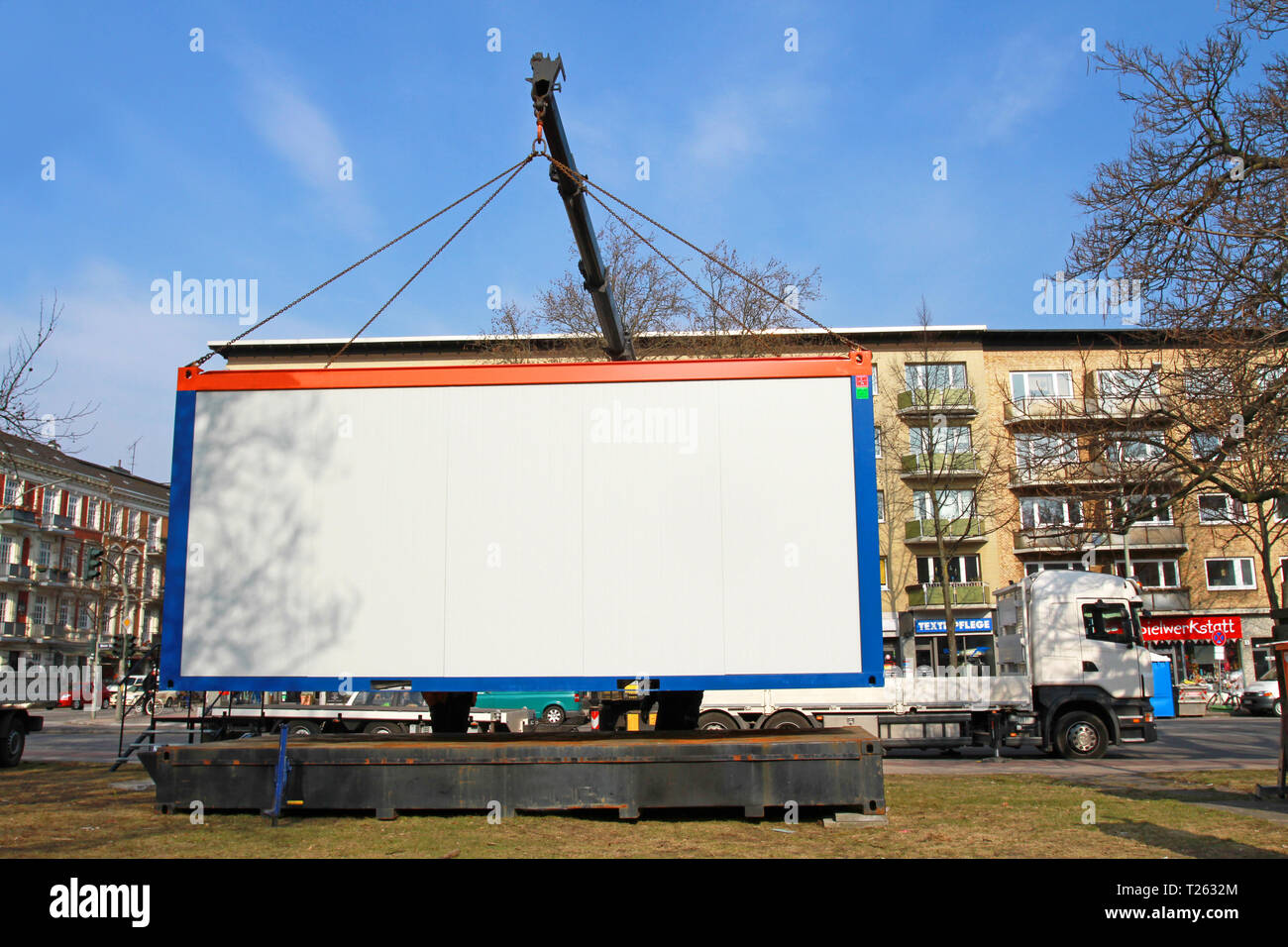 Lieferung von einem Container Modul Stockfoto