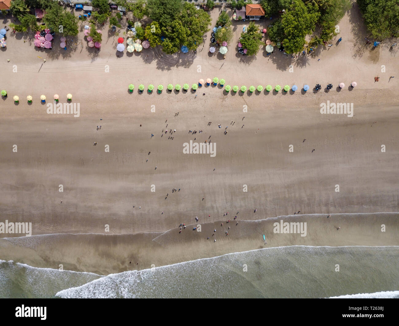 Bali, Kuta Beach, Reihe von Sonnenschirmen und die Leute am Strand, Luftaufnahme Stockfoto