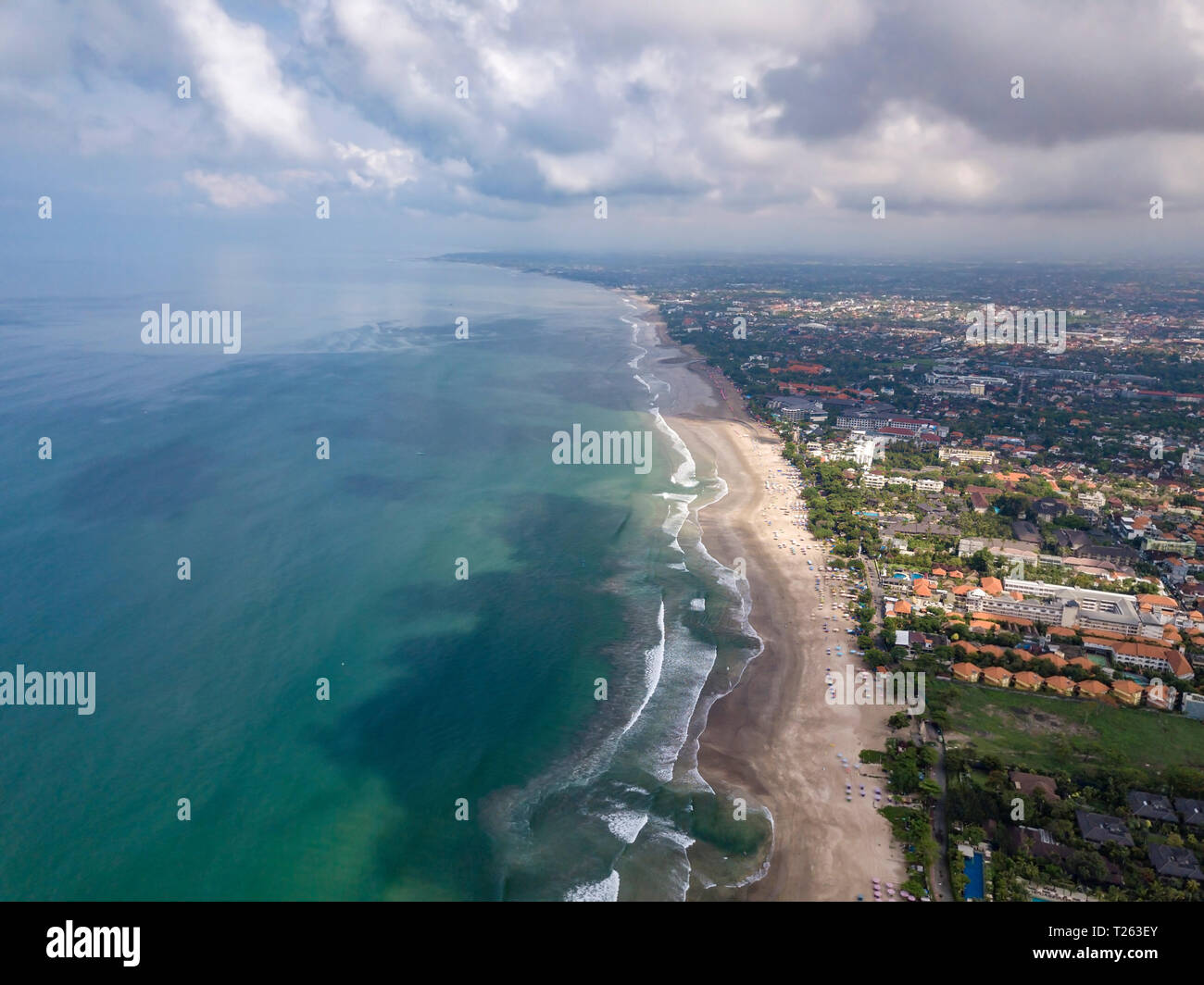 Bali, Kuta Beach, der Indische Ozean und die Küste, Luftaufnahme Stockfoto