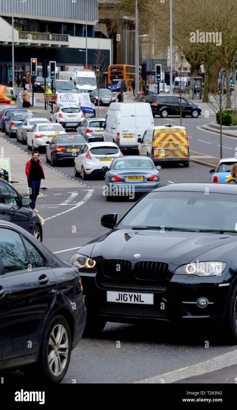 Autos verursachen Verkehrsstaus in Bristol City Centre; Bedenken über Abgase von Benzin- und Dieselfahrzeugen. Stockfoto
