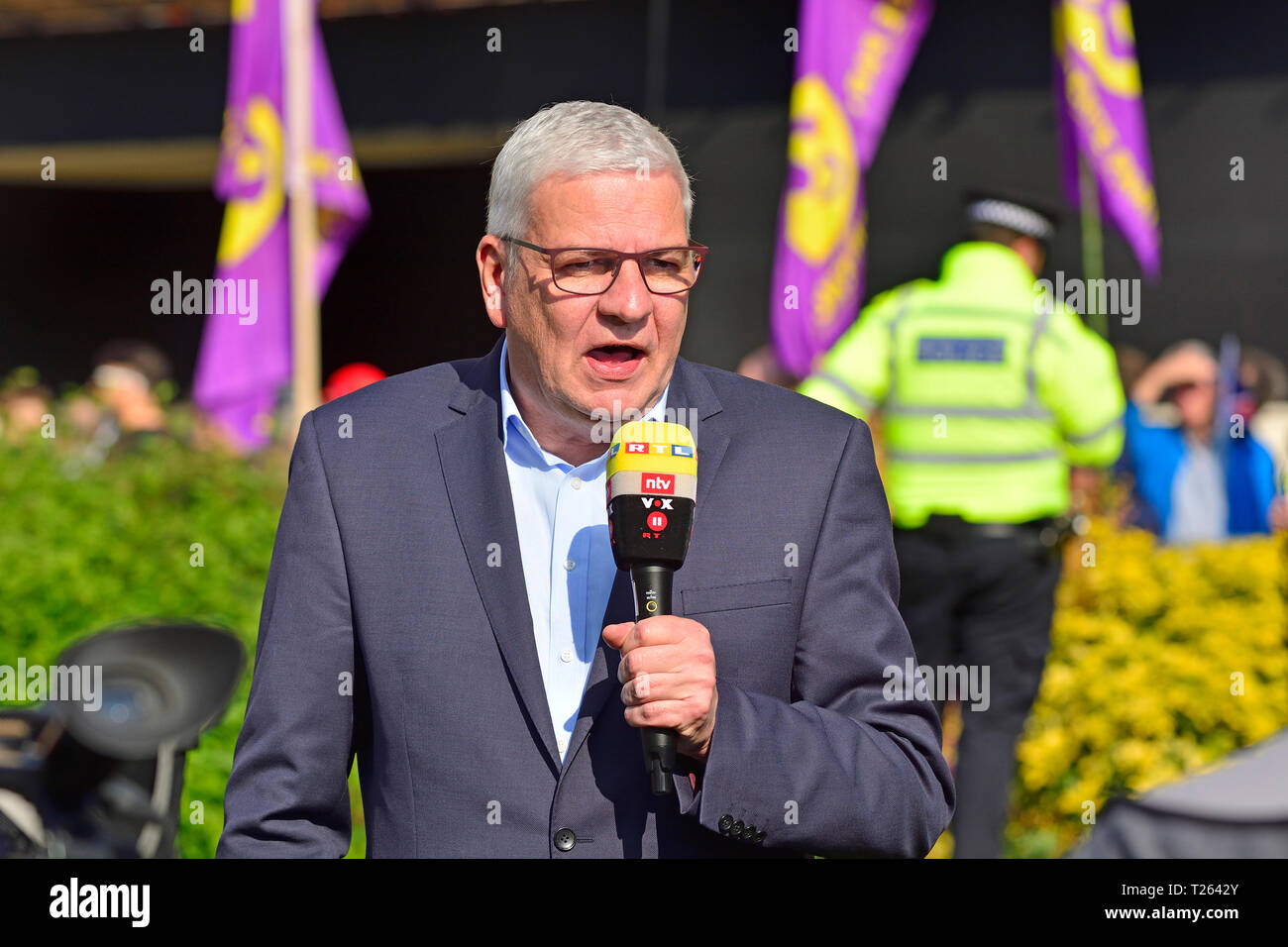 Carsten Lueb - RTL/NTV-Reporter in London - Berichterstattung von Westminster auf Brexit für Deutsche TV, März 2019 Stockfoto