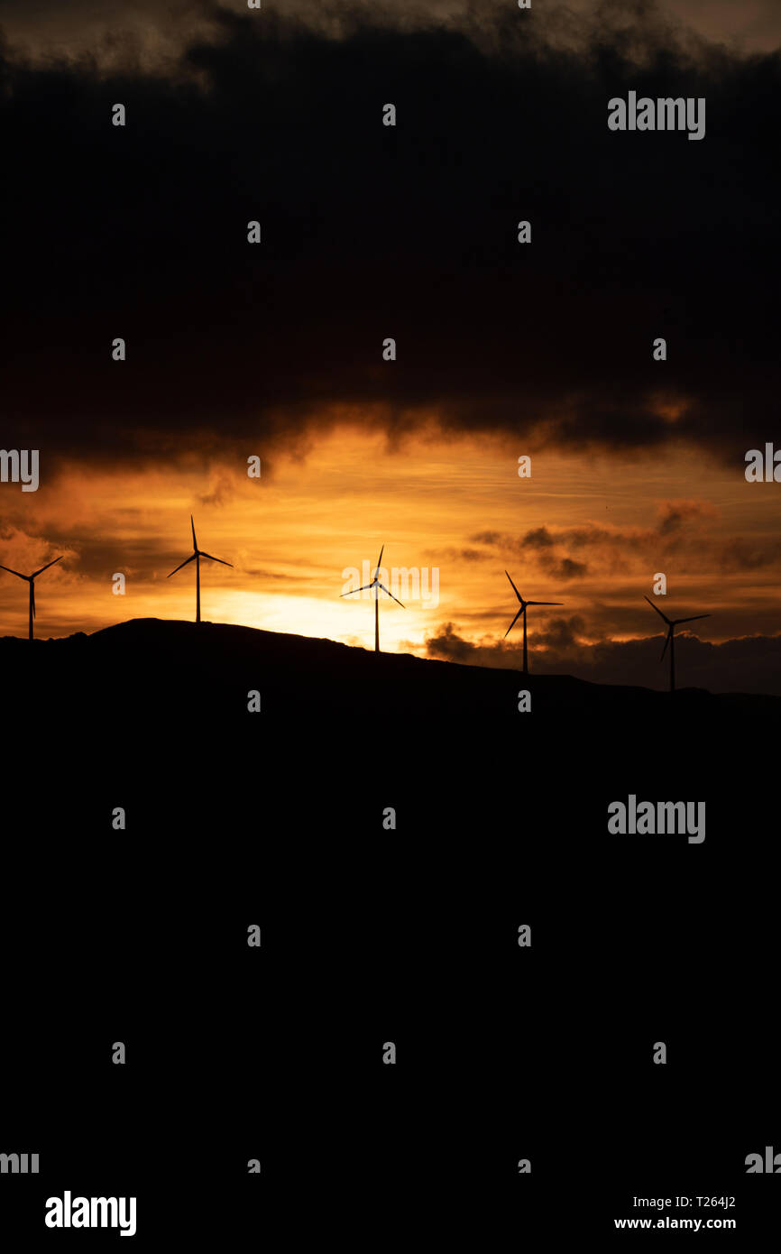 Spanien, Andalusien, Tarifa, Windräder auf dem Berg bei Sonnenaufgang Stockfoto