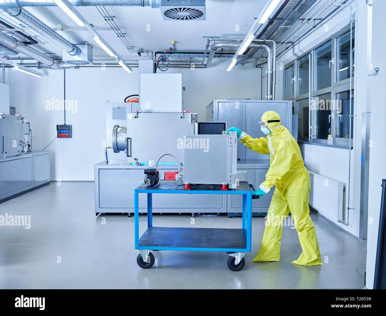 Chemiker arbeitet in der industriellen Labor Reinraum Stockfoto