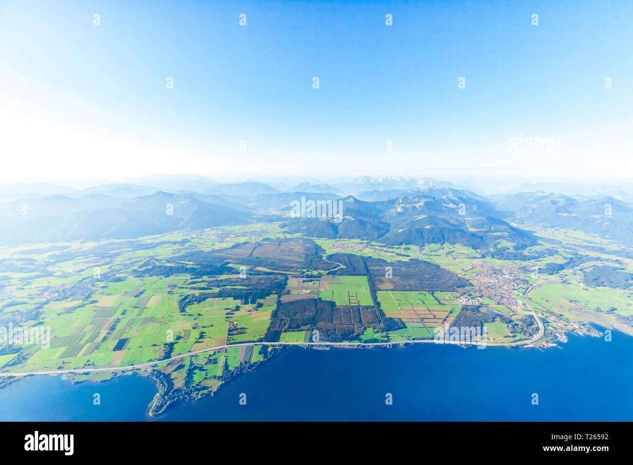 Deutschland, Bayern, Chiemgau, Luftaufnahme von Chiemsee, Alpen, Autobahn A9 und Bernau, Kampenwand und die Alpen im Hintergrund Stockfoto