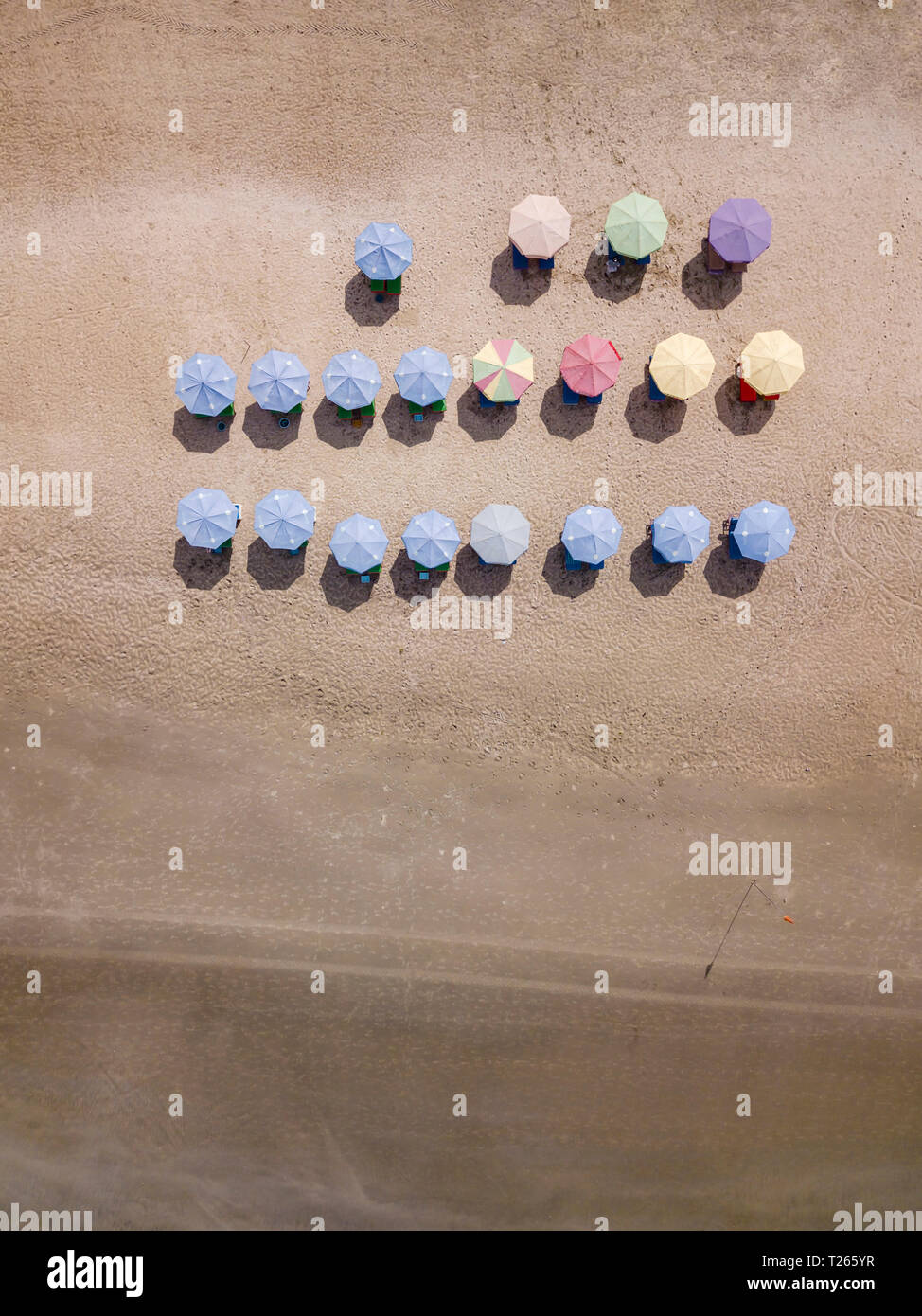 Bali, Kuta Beach, Reihen von Sonnenschirmen, Luftaufnahme Stockfoto