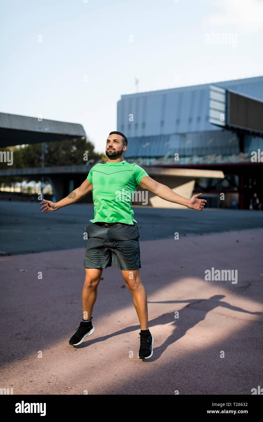 Sportlicher Mann während des Trainings, Jumping Jack Stockfoto
