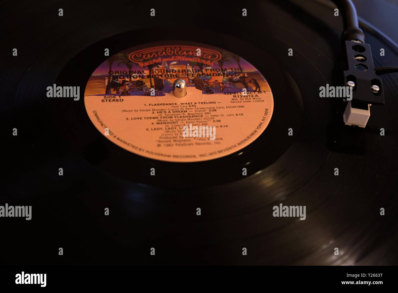 Close-up Original Motion Picture Soundtrack von dem Film Flashdance; Flashdance - What a Feeling von Irene Cara; Aufzeichnung auf Plattenspieler, Plattenspieler. Stockfoto
