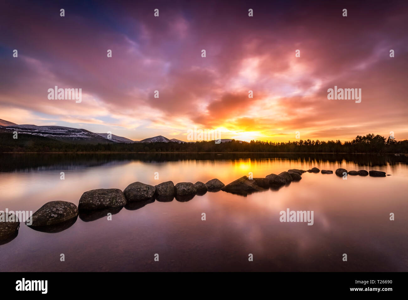 Großbritannien, Schottland, Highlands, Cairngorms National Park, Loch Morlich, Sonnenuntergang Stockfoto
