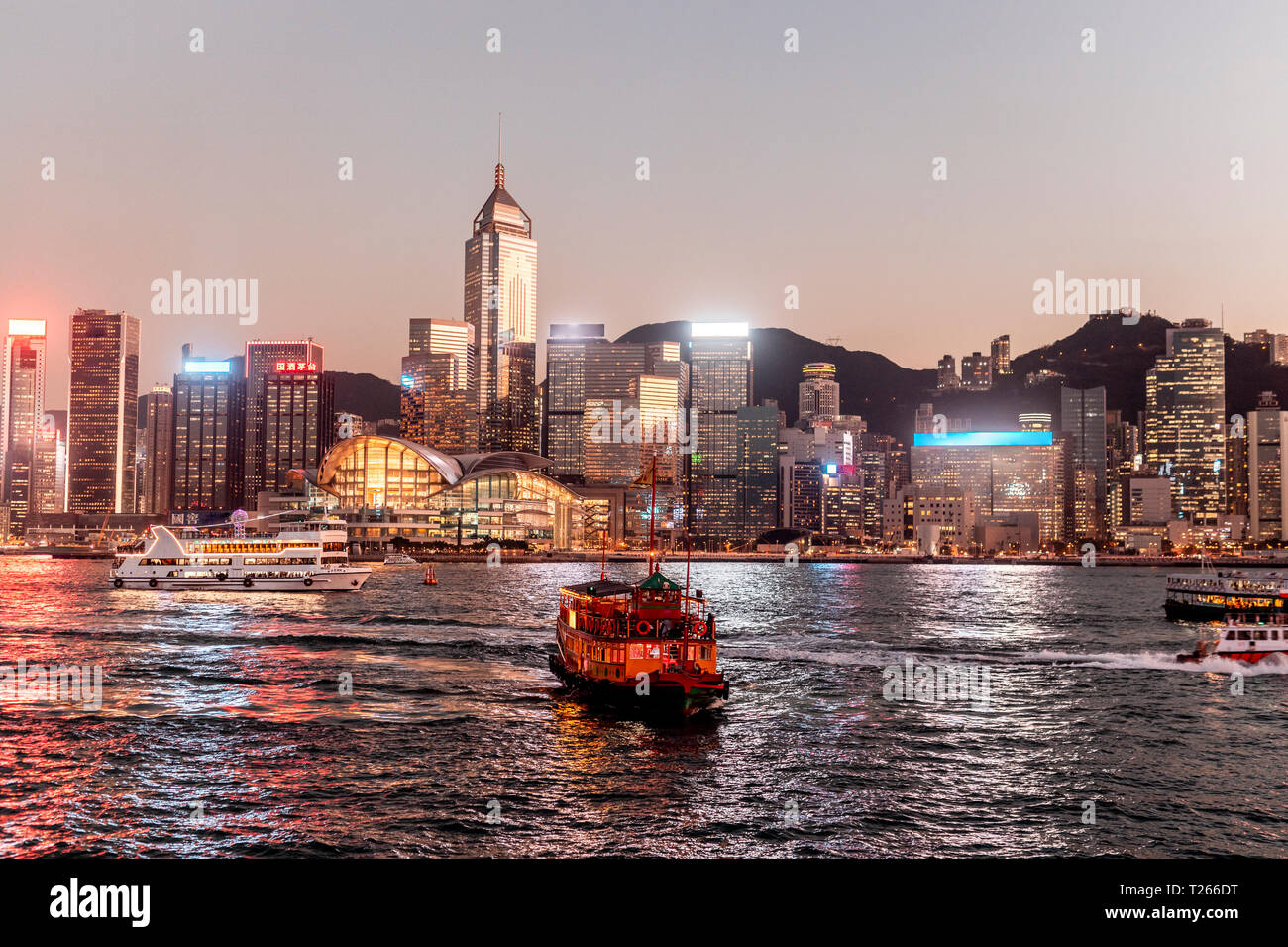 Hong Kong, Tsim Sha Tsui, Stadtbild in der Dämmerung Stockfoto