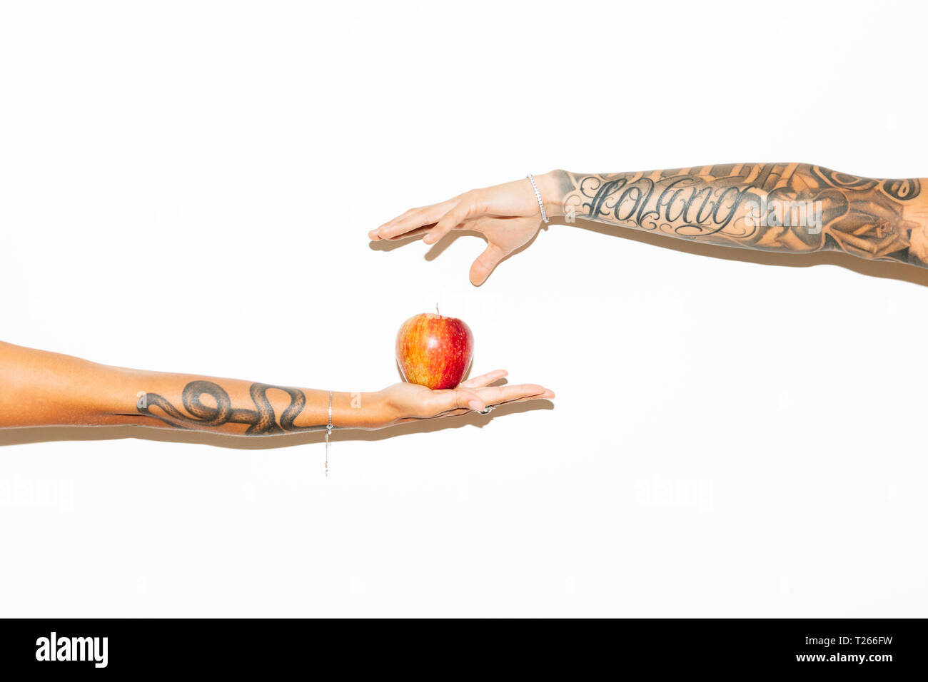 Woman's Hand mit einem Apple zu einem Mann Stockfoto