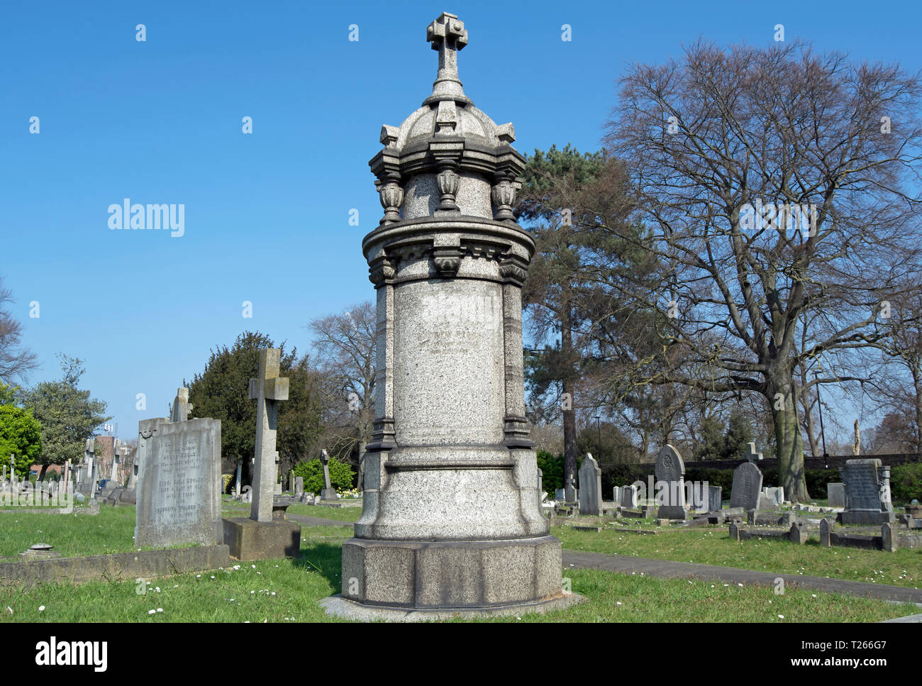 Grauer Granit Memorial Friedhof in Isleworth, Middlesex, England, Erinnerung an drei Mitglieder des soap-manufacturing Birnen Familie Stockfoto