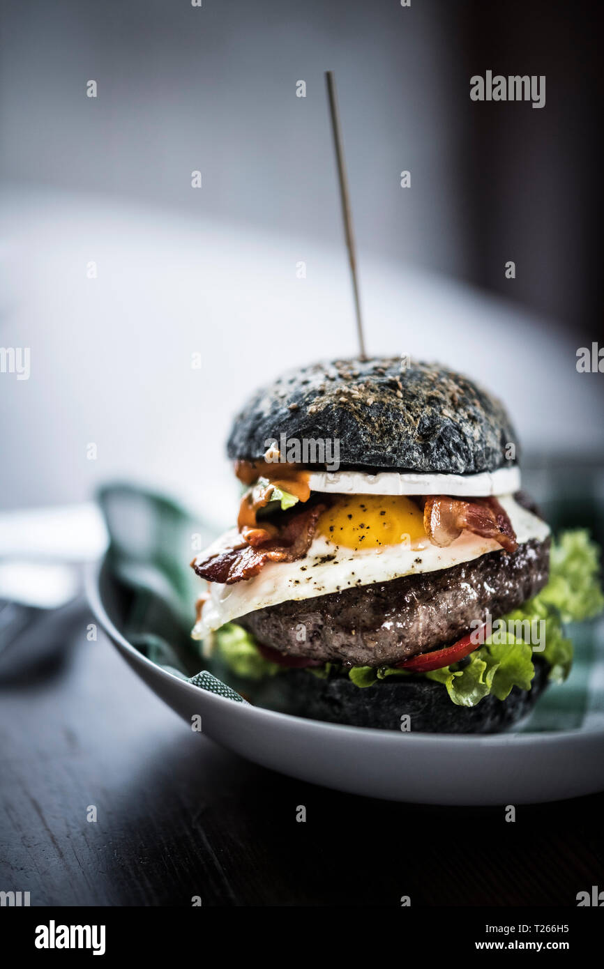 Schwarz Hamburger mit Ei und Speck Stockfoto