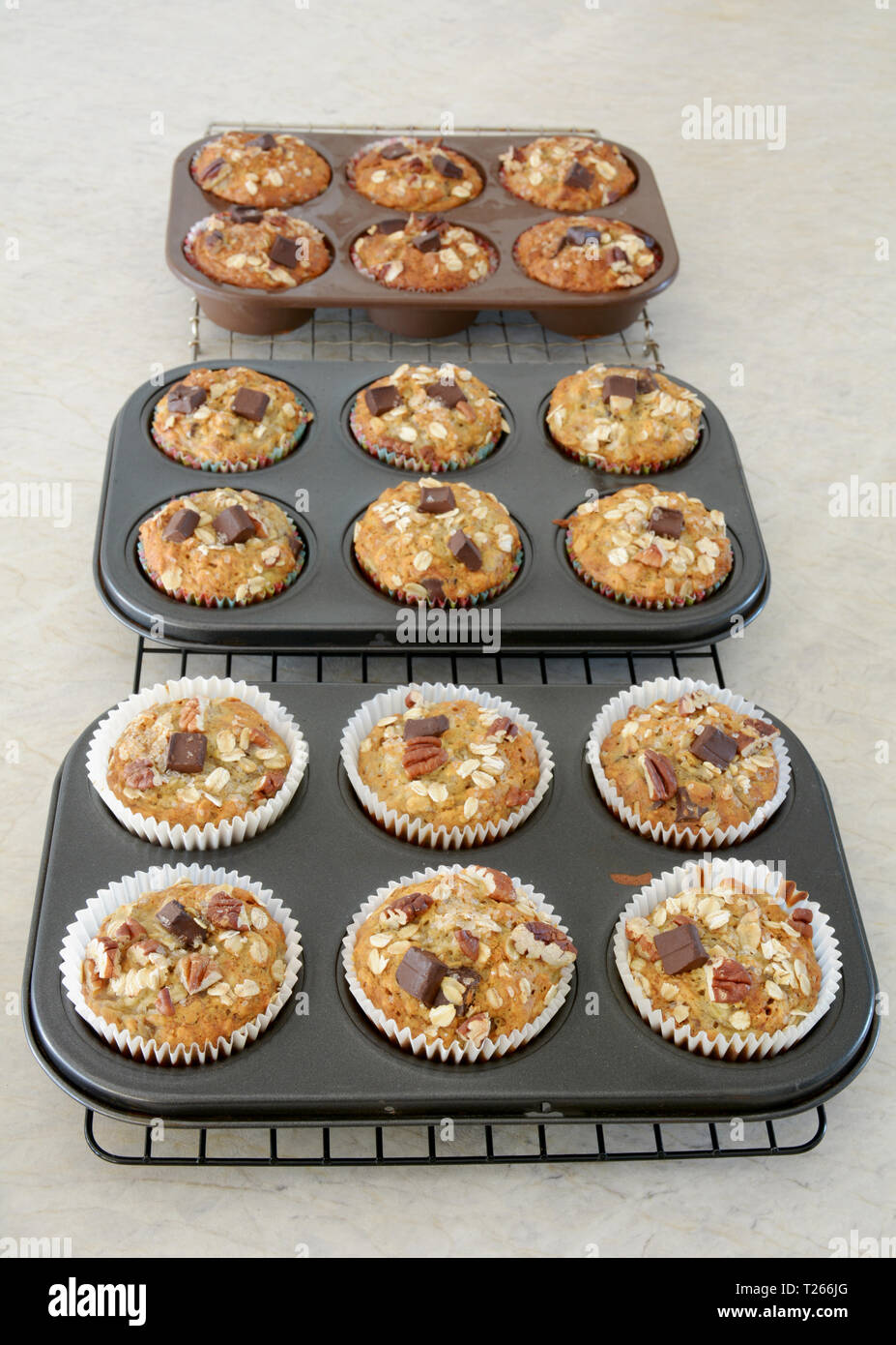 Home gebackene Oat, Pecan, chocolate chunk Banana Muffins Kühlung auf Regalen in Hochformat Stockfoto