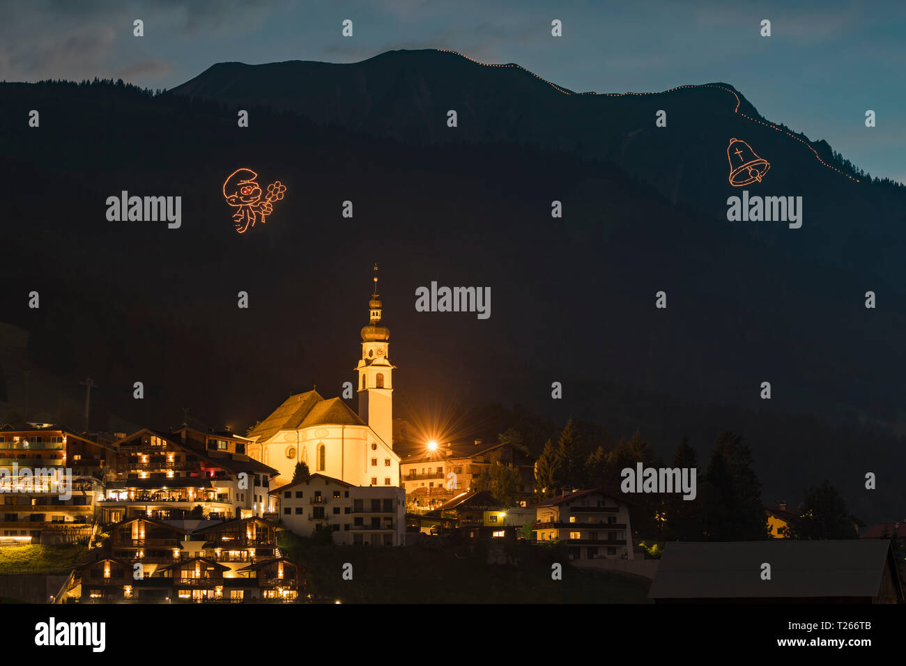Österreich, Tirol, Lermoos, Ehrwald Ehrwalder Becken, mit Midsummer fire Stockfoto