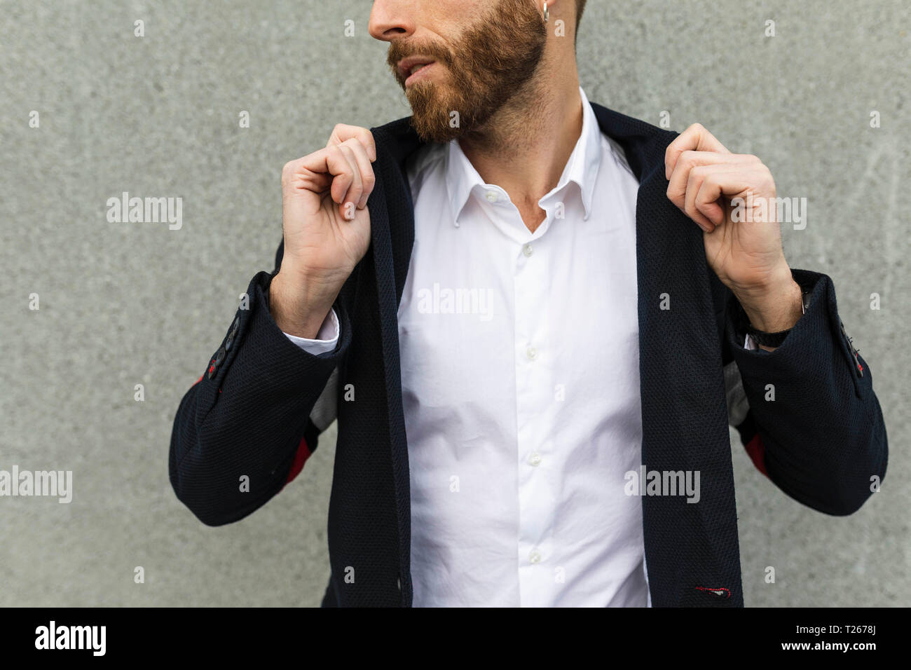Stilvolle Geschäftsmann einstellen Der Kragen seiner Sport Jacke Stockfoto