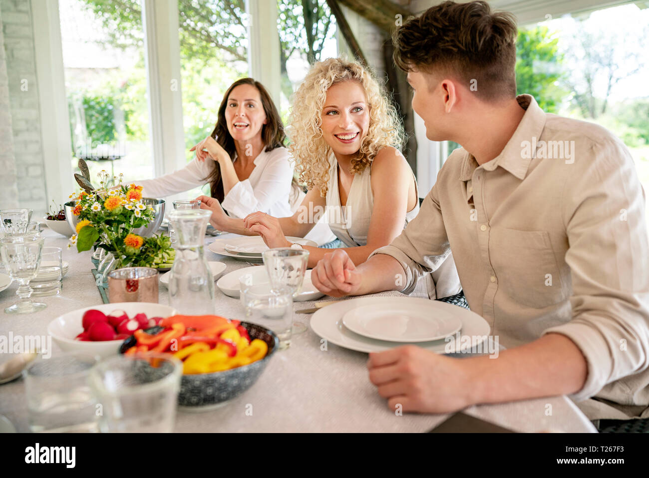 Junger Mann und Frau Flirten auf einer Familienfeier Stockfoto