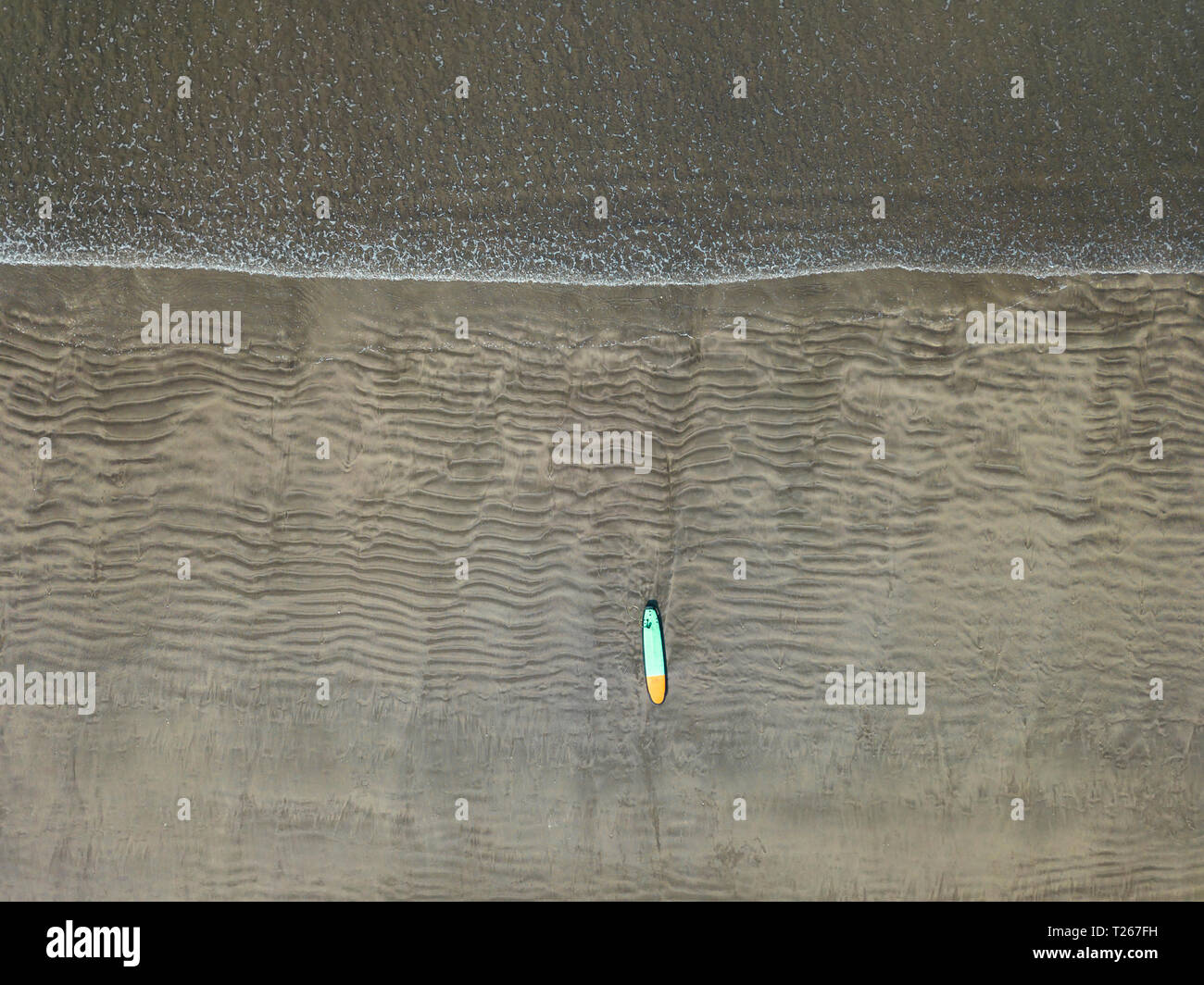 Bali, Kuta Beach, Surfbrett am Strand, Luftaufnahme Stockfoto