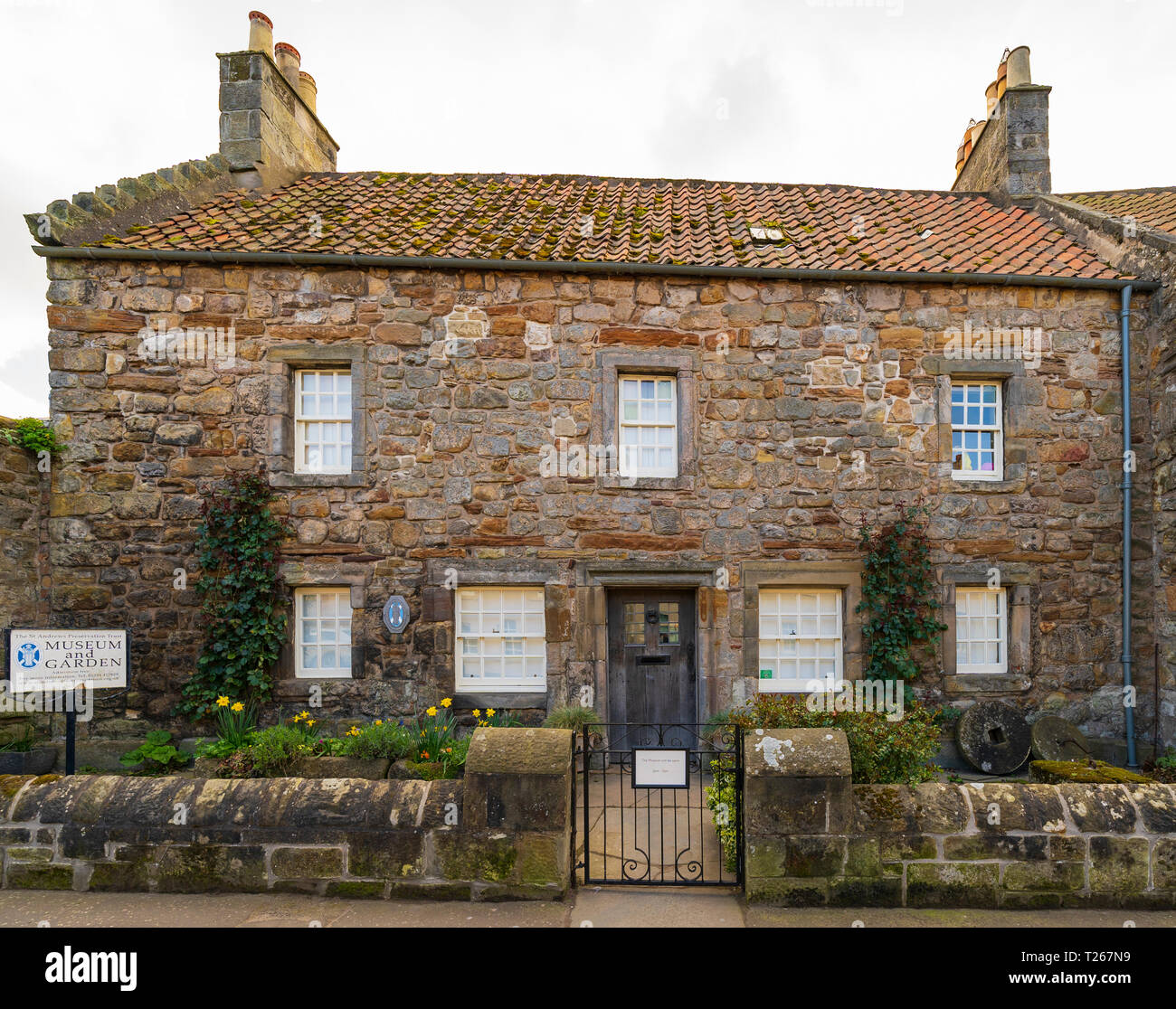 Haus mit St Andrews Preservation Trust in St Andrews, Fife, Schottland, Großbritannien Stockfoto