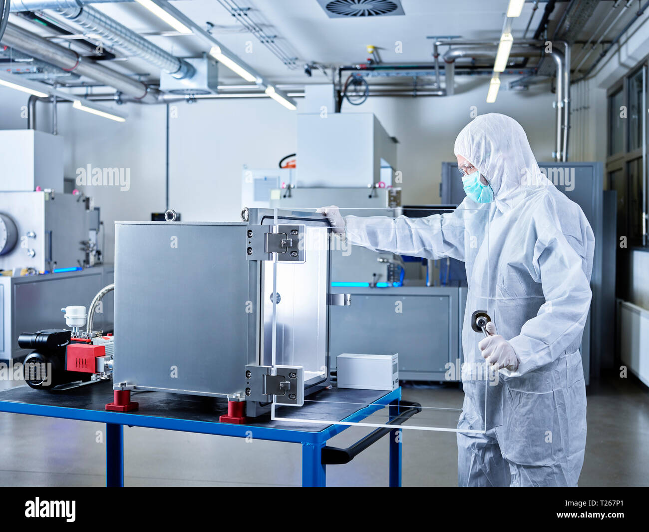 Chemiker arbeitet in der industriellen Labor Reinraum Stockfoto