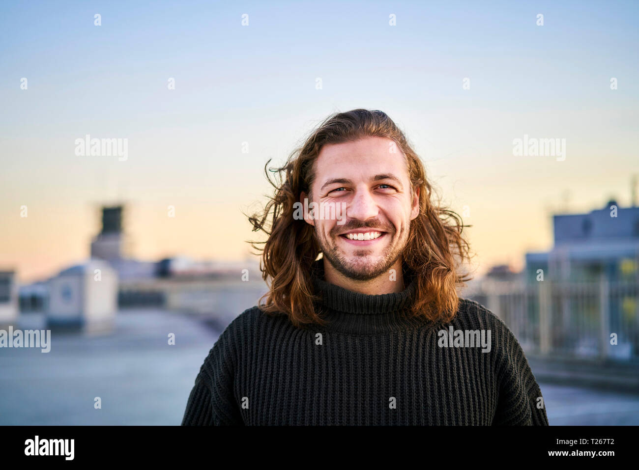 Portrait von bärtiger junger Mann lächelnd Stockfoto