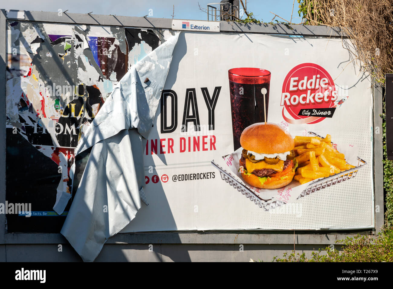 Eddie's Rocket zerrissen Reklametafeln poster Burger und Pommes zerrissen Plakat Plakat. Stockfoto