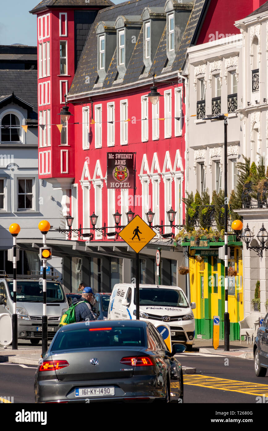 Farbenfrohe Gebäude mit Blick auf die Killarney Street in Killarney, County Kerry, Irland Stockfoto