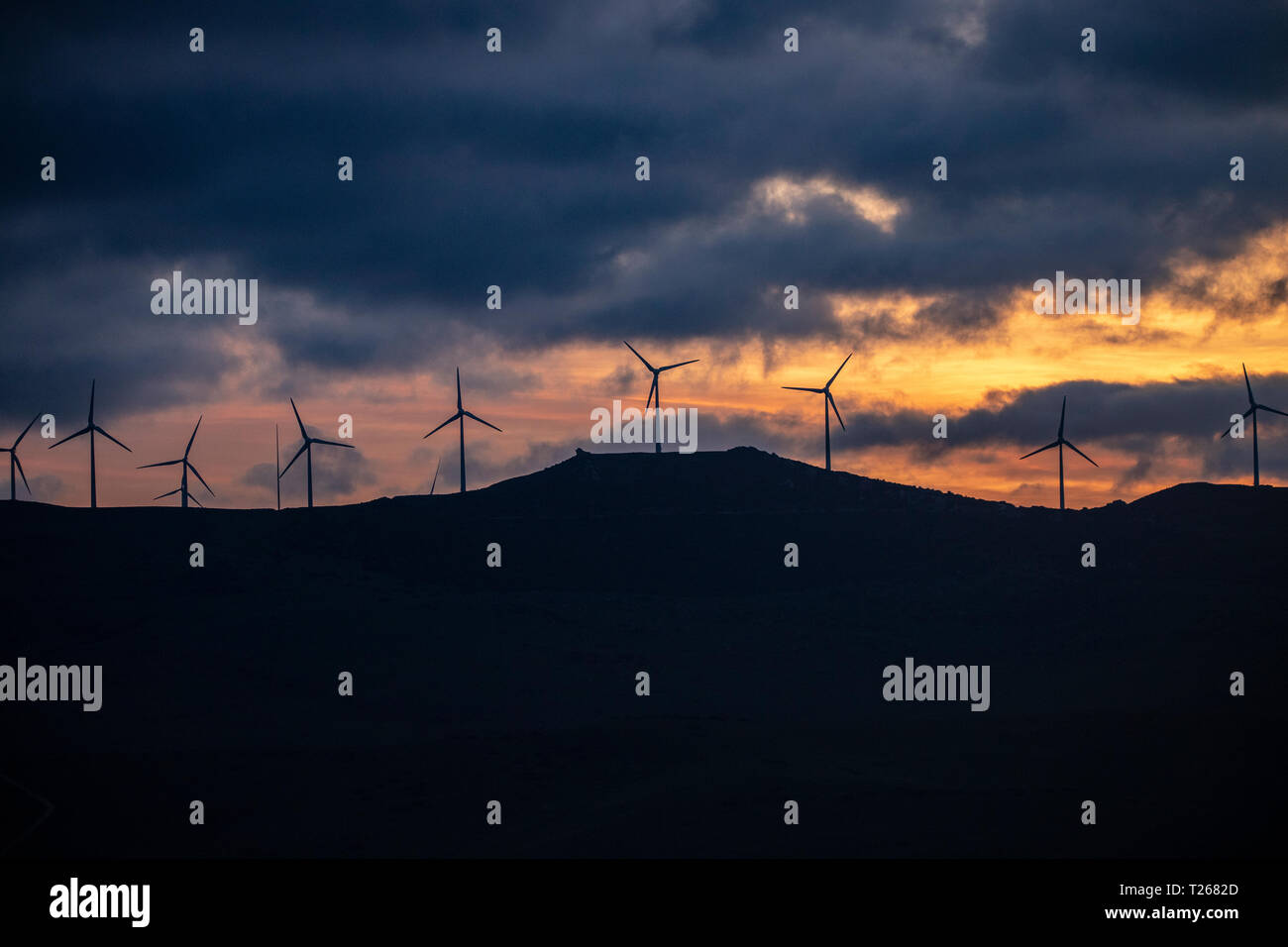 Spanien, Andalusien, Tarifa, Windräder auf dem Berg bei Sonnenaufgang Stockfoto