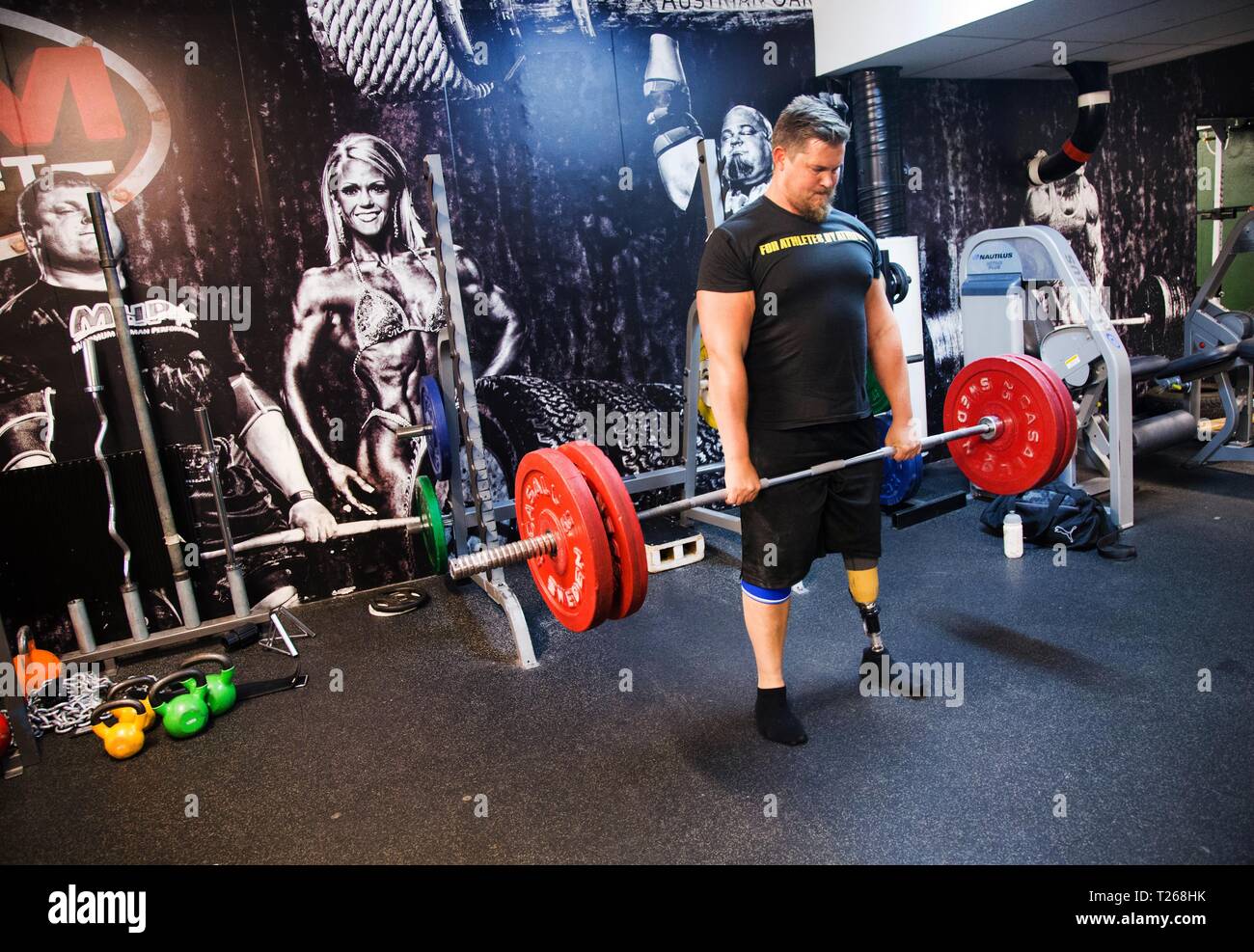 LINKÖPING 20160808 in eine verschwitzte Turnhalle in Tannefors, Carl Rothman erhöht das Gewicht der Stange. Er setzt sich nach dem Gewicht der Riemen, nimmt der Charge und Aufzüge. 220 Kilo. Sein rechtes Knie ist stabil. Das bein Prothese auf der linken Seite ein wenig erschüttert. Dieses Wochenende wird er den ersten schwedischen Konkurrenten in der Welt stärkste behinderte Menschen sein. Bild Jeppe Gustafsson Stockfoto