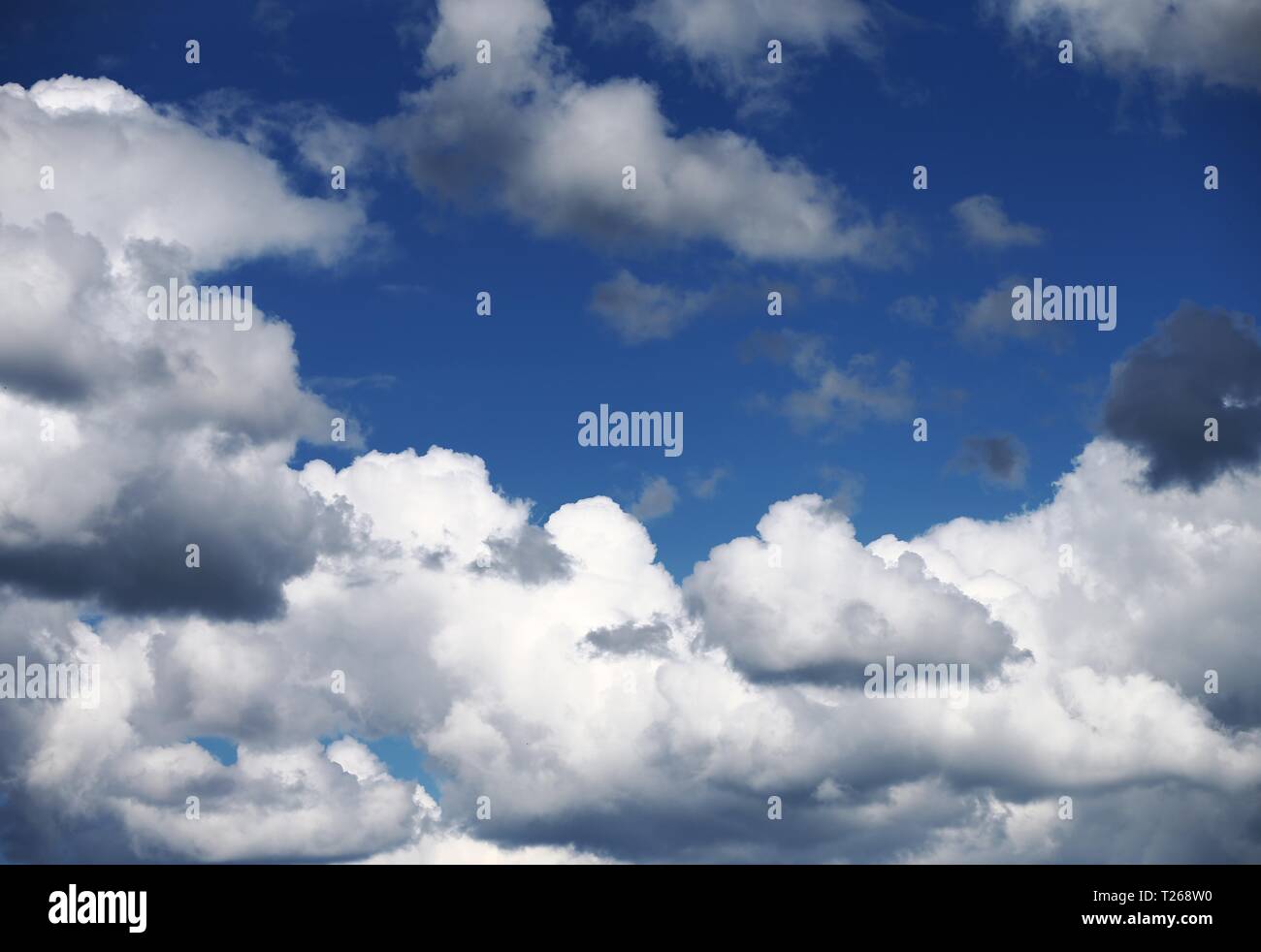 Wolken am blauen Himmel an einem Sommertag. Stockfoto