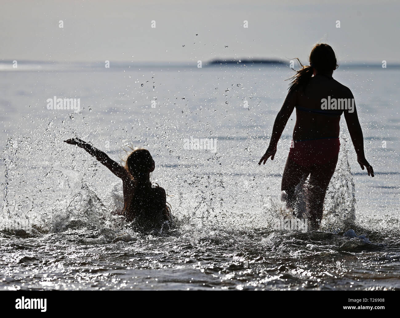 Die Wärme geht weiter. Emmy Edman und Jasmin Karlsson gebadet in See Vättern. Stockfoto