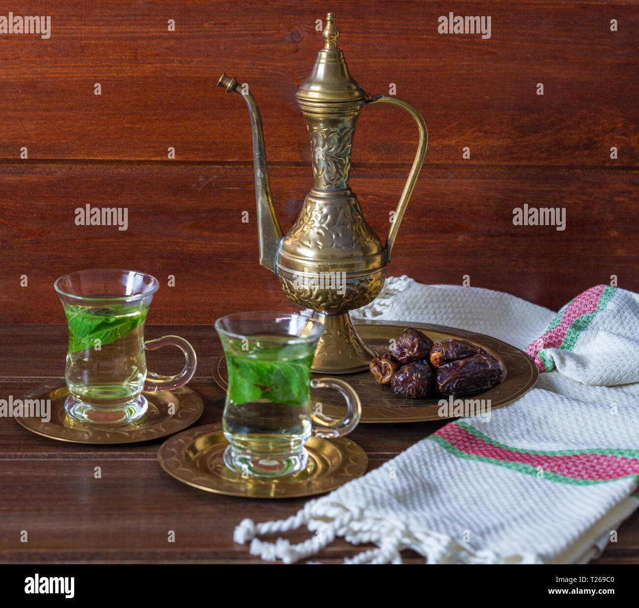 Iftar und Suhoor Ramadan Konzept, Mentha Kaffee auf Glas Tassen und Termine auf Holz- Hintergrund mit einem alten Teekanne Stockfoto