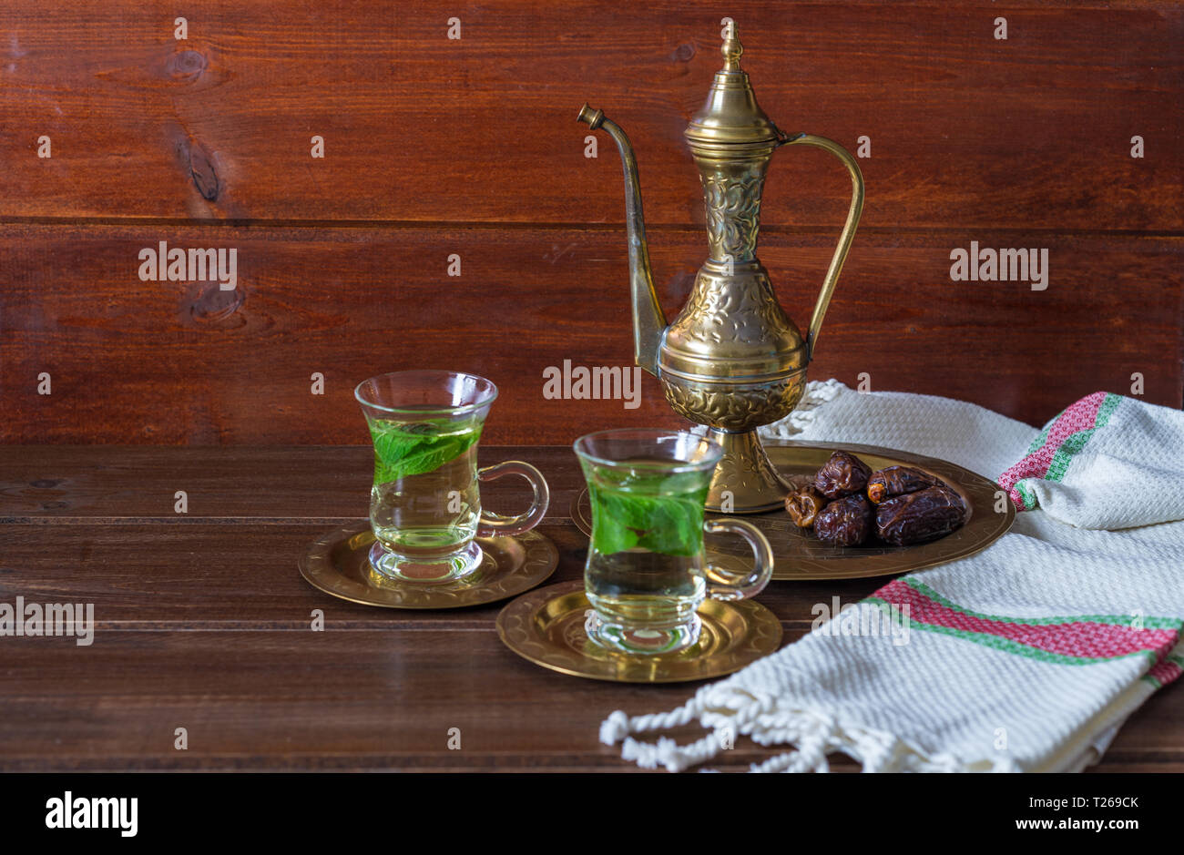 Iftar und Suhoor Ramadan Konzept, Mentha Kaffee auf Glas Tassen und Termine auf Holz- Hintergrund mit einem alten Teekanne Stockfoto