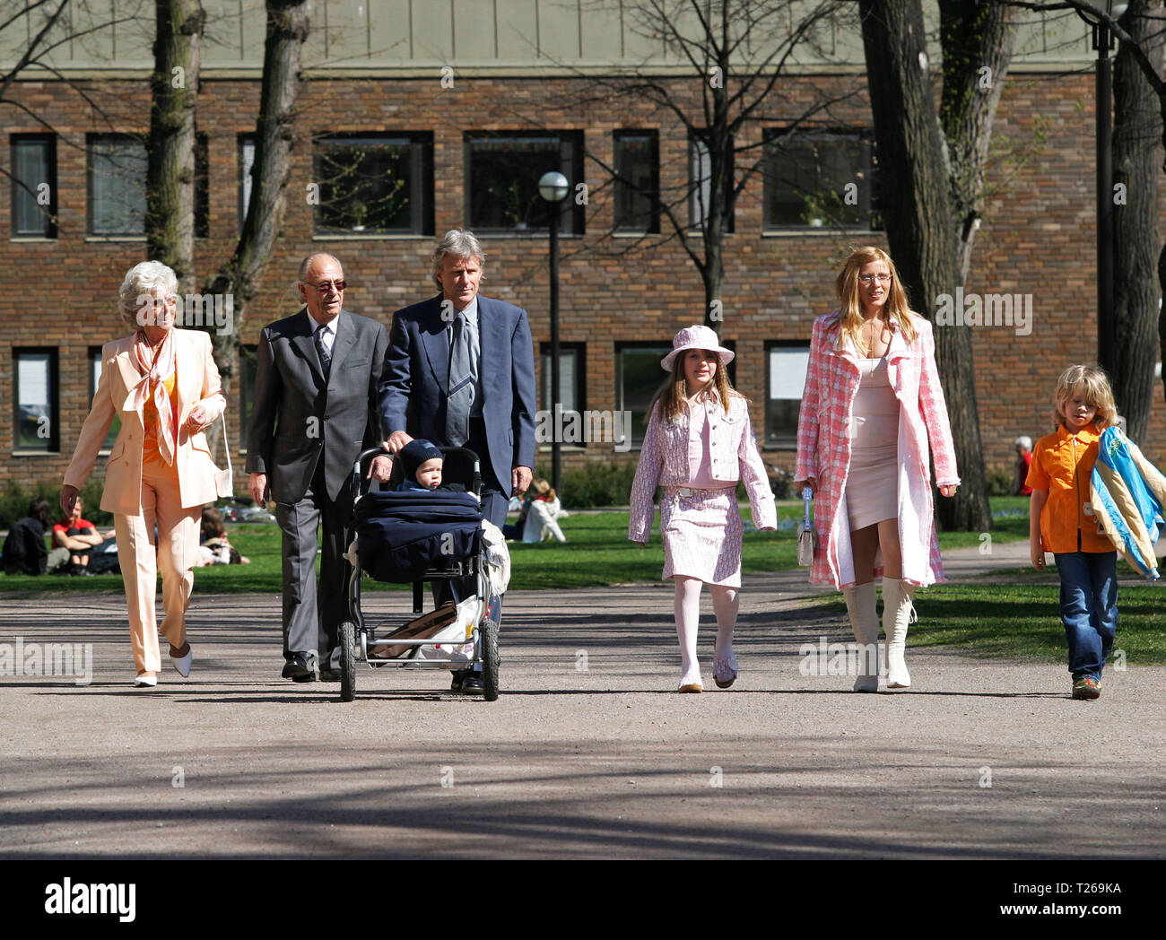 LINKÖPING 2004-04-24 Ehemaliger Tennisspieler Björn Borg mit seinem Sohn Leo Borg, Patricia von Kindern Bianca und Casper 7 und 9 Jahre alt, zusammen mit Björn's Eltern Margareta und Rune Borg, auf dem Weg zu einer Hochzeit in Linköping Kathedrale. Foto Jeppe Gustafsson Stockfoto