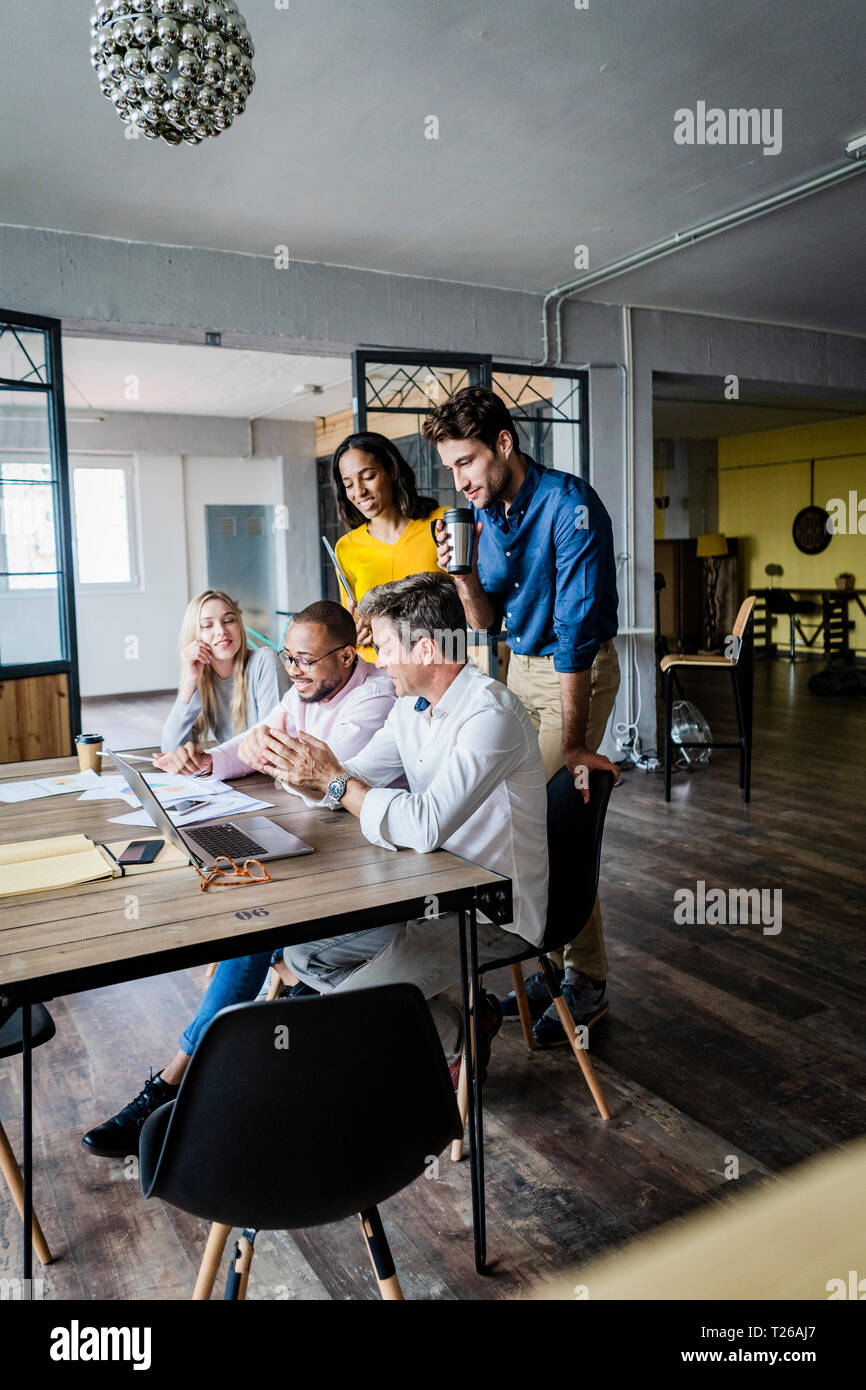 Zuversichtlich Business Team in einer Sitzung im Loft Büro Stockfoto
