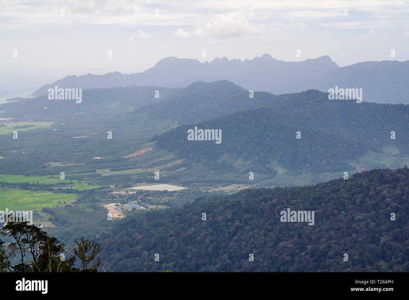 Erstaunliche Landschaft Blick vom Aussichtsturm auf Gunung Raya, dem höchsten Punkt in Langkawi, Malaysia. Die Berge in der Ferne im Nebel und das Meer Stockfoto