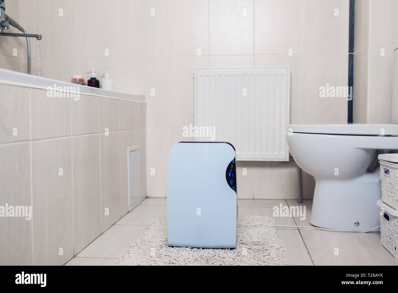 Luftentfeuchter mit Touch Panel, Feuchtigkeit, UV-Lampe, Luftionisators,  Wasser Behälter arbeitet zu Hause im Badezimmer. Lufttrockner  Stockfotografie - Alamy
