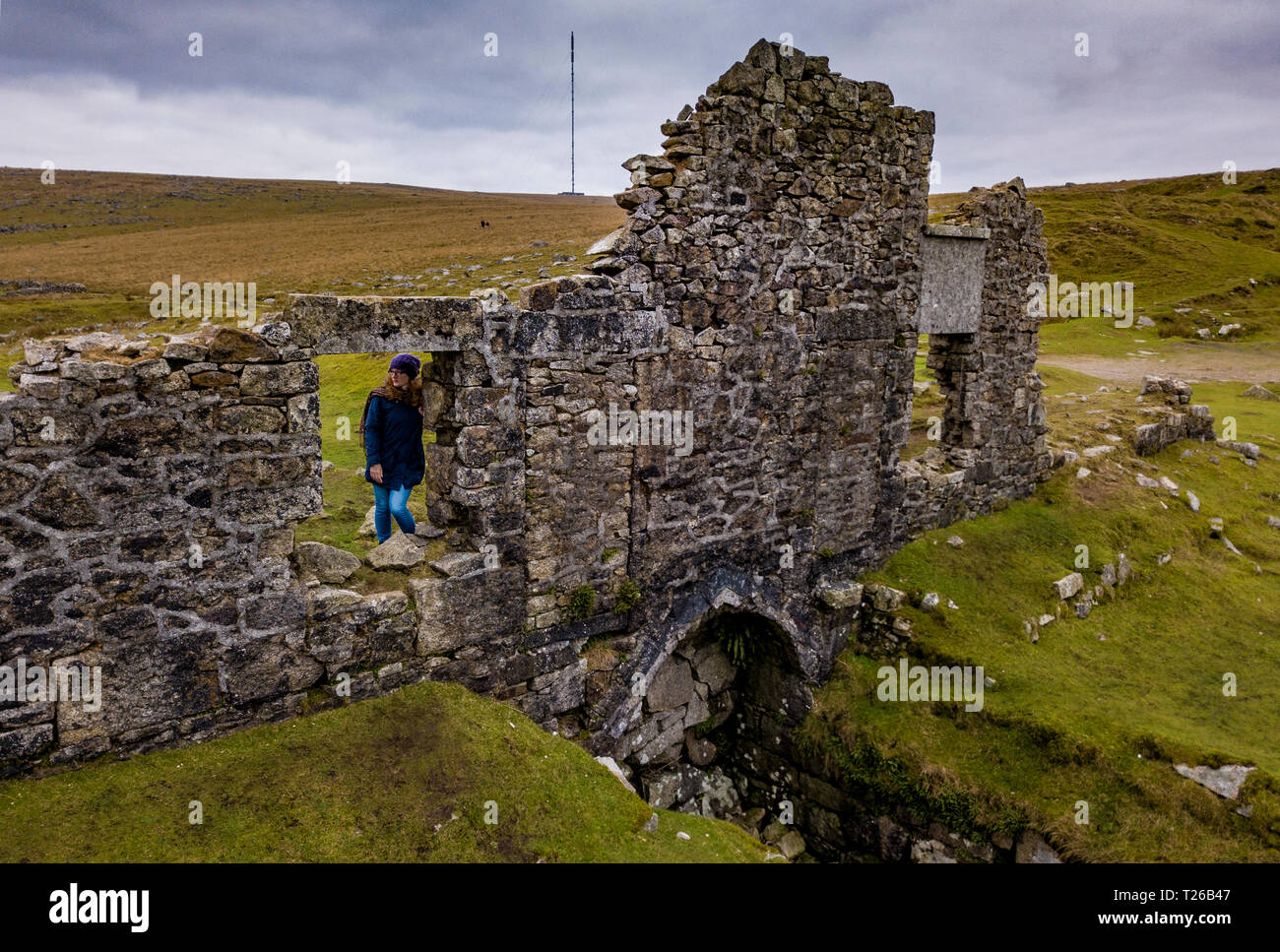 Paar Blick aus dem Fenster einer Ruine auf Nationalpark Dartmoor, Devon, Großbritannien. Stockfoto