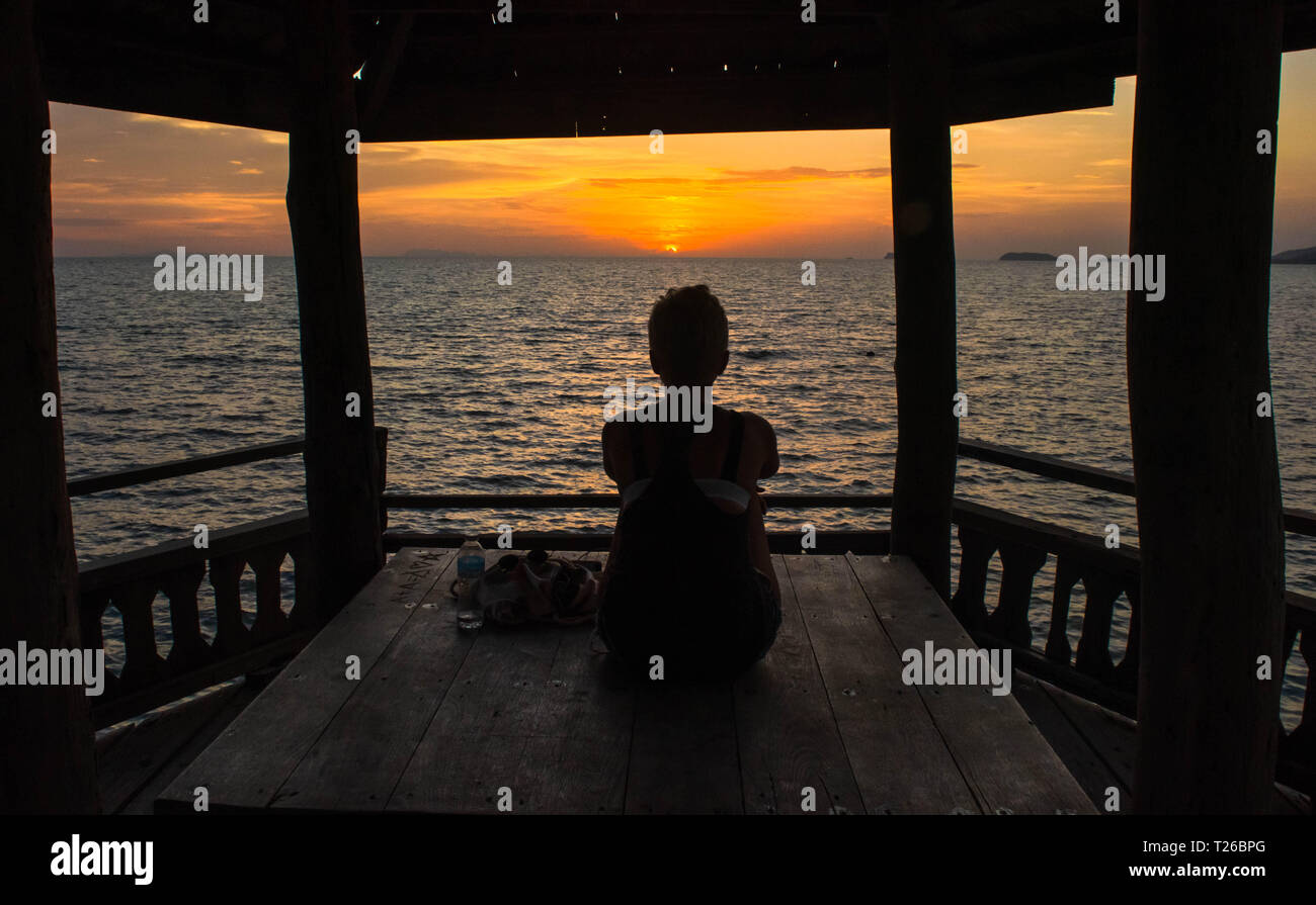 Ein ruhiger Moment beim Sonnenuntergang über Ko Pha Ngan Stockfoto
