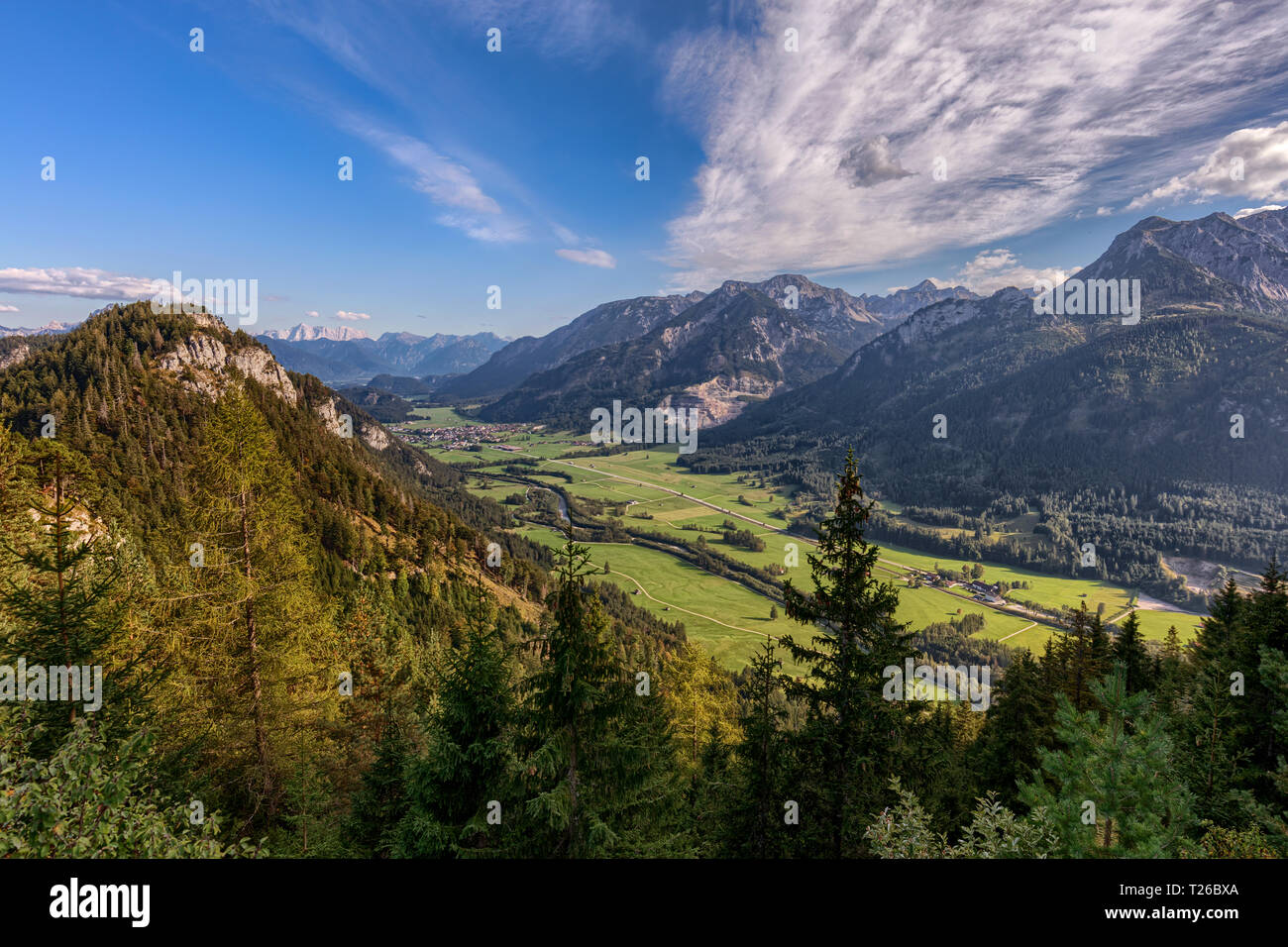 Blick vom Gipfel in Falkenstein in Bayern in Richtung Zugspitze Stockfoto