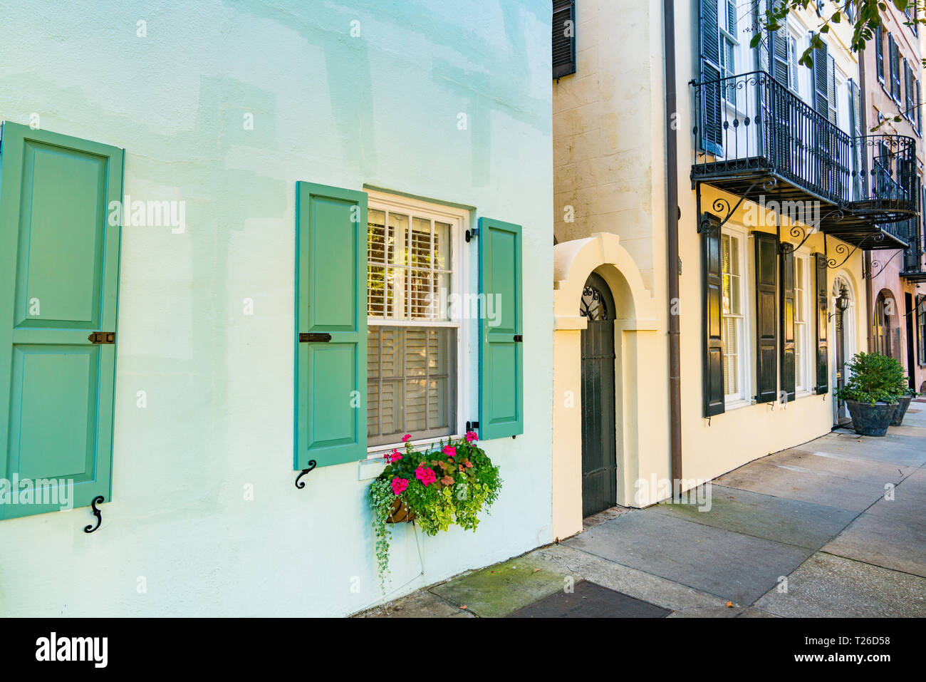 Charleston, SC - November 3, 2018: Bunte Häuser im Französischen Viertel von Charleston, South Carolina entlang der Straße Stockfoto
