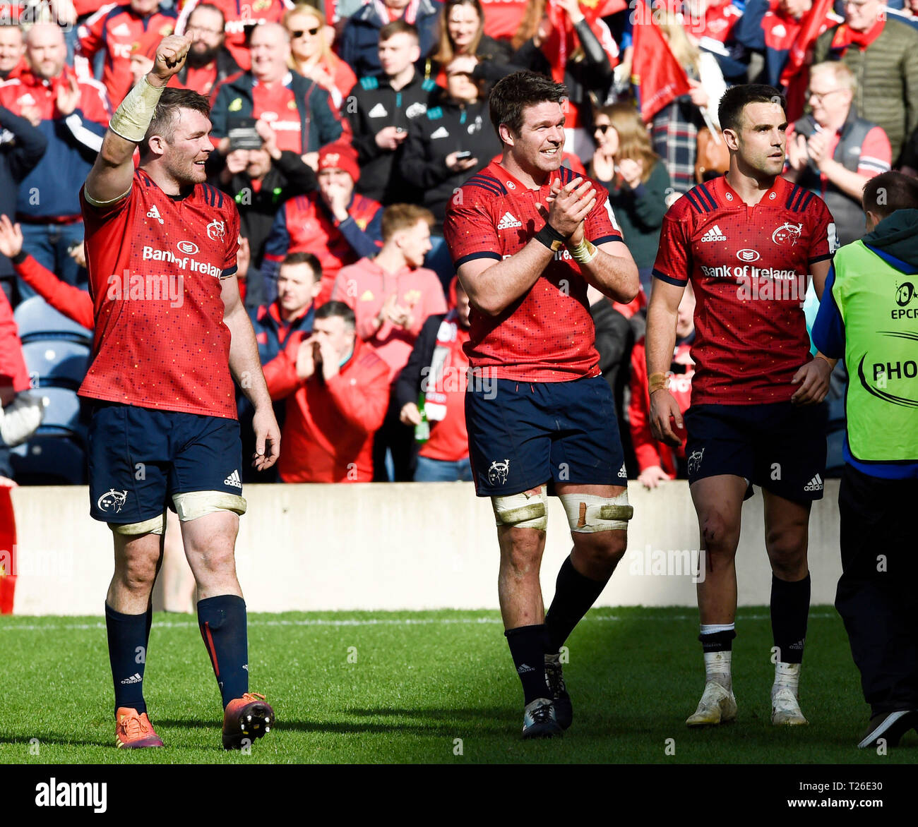 Von Munster Peter O'Mahony, Billy Holland und Conor Murray begrüßen ihre Fans nach dem europäischen Champions Cup Viertelfinale Spiel bei BT Stadion Murrayfield, Edinburgh. Stockfoto