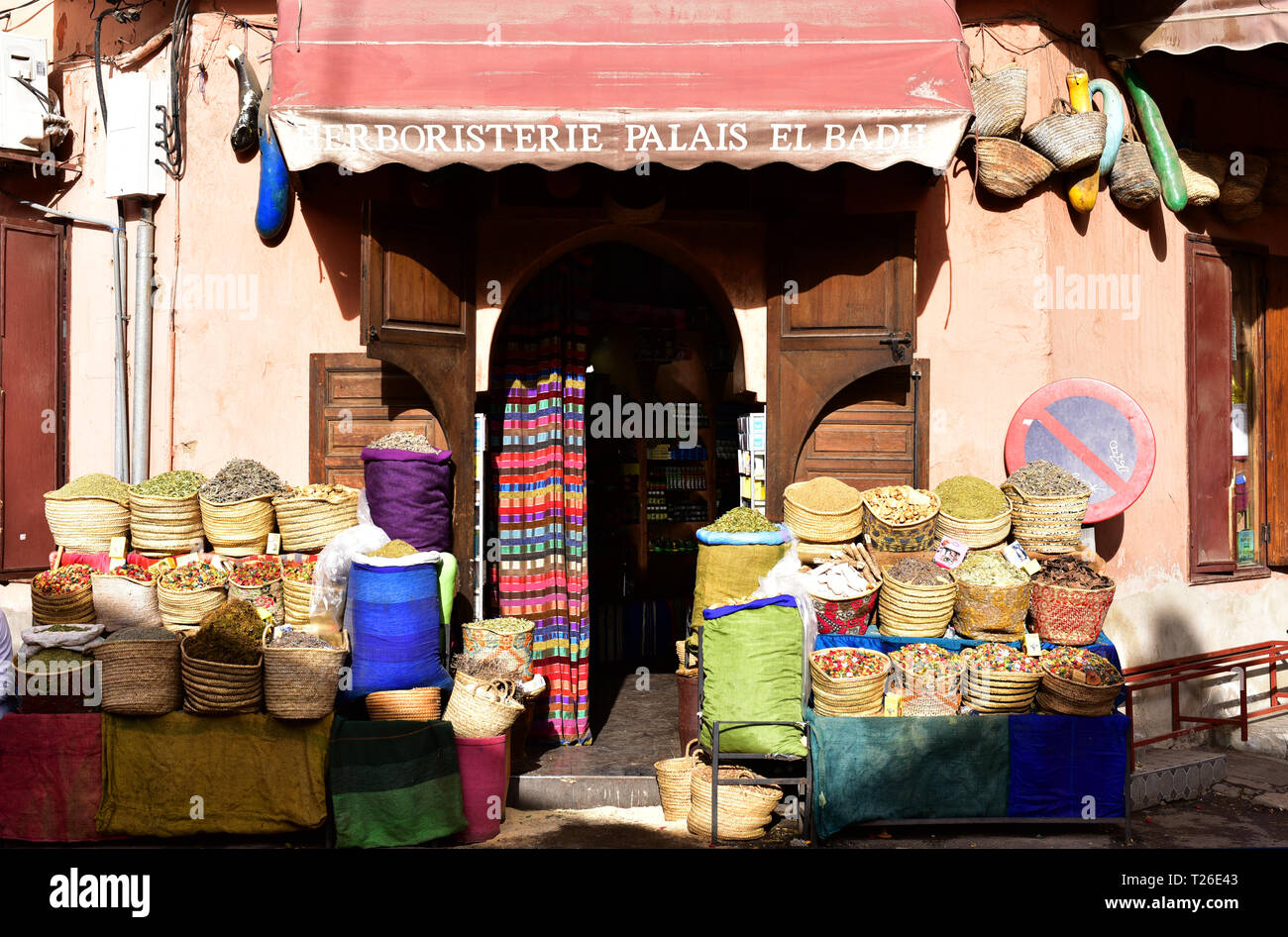 Äußere einer Gewürz- und Heilkräuter in der Medina von Marrakesch. Marokko Stockfoto