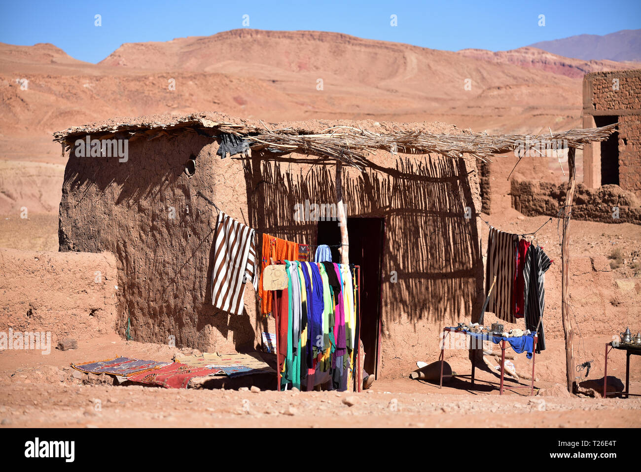 Traditionelle marokkanische Hütte mit bunten Kleidern hängen. Ait Benhaddou, Souss-Massa-Draa, Marokko Stockfoto