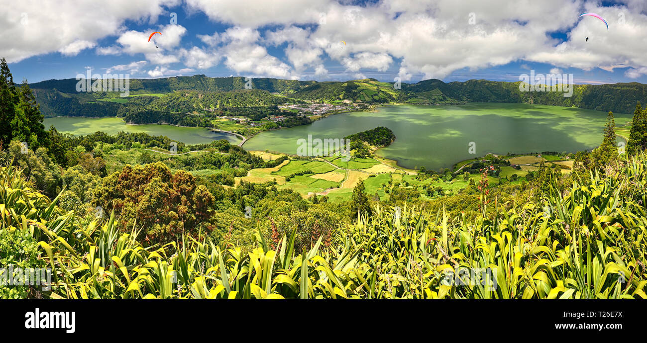 Gleitschirm über Aussichtspunkt Miradouro do Cerrado das Freiras oben Sete Cidades Sao Miguel, Azoren Stockfoto