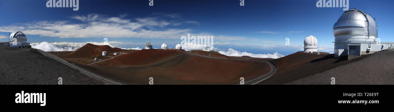 Gruppe der Teleskope auf Mauna Kea (Big Island, Hawaii) - Panoramaaussicht Stockfoto