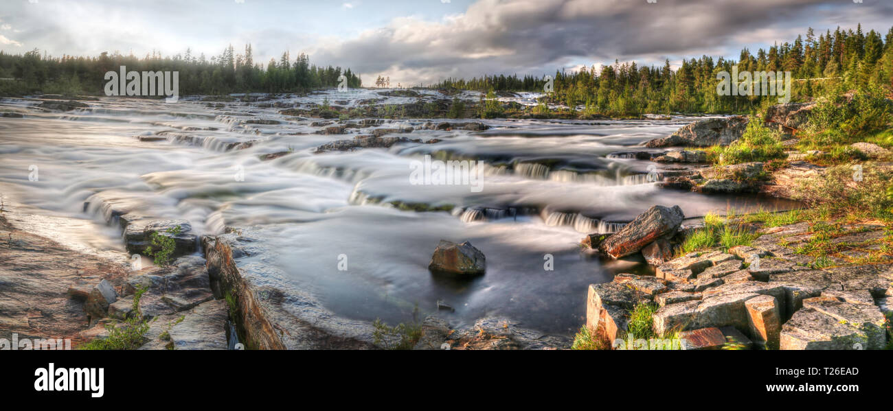 Wasserfall Trappstegsforsen am Morgen (Nord Schweden in der Nähe von Vilhelmina) - langzeitbelichtung Stockfoto