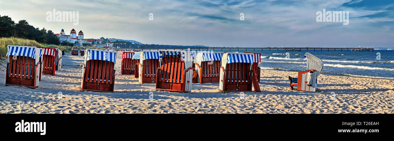 Strandkörbe am Strand in der Nähe von Binz an der Ostsee (Insel unter Denkmalschutz stehenden Häusern Rugia, Deutschland) Stockfoto